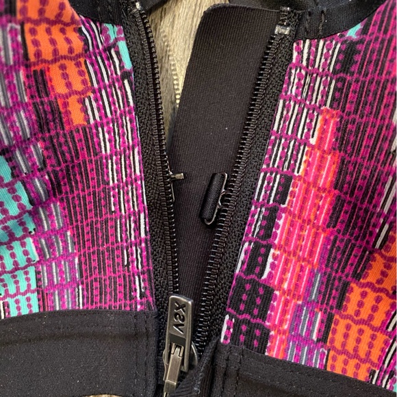 Victoria’s Secret VSX Sport Bra - Front Closure (Size 36B) - Picture 4 of 7